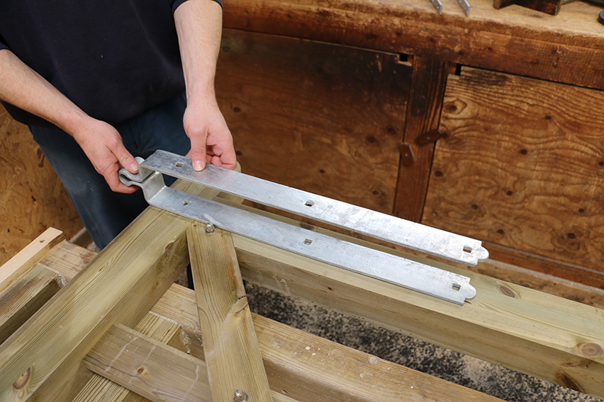 The top band is fitted to the top of the gate and in the centre of the slat.